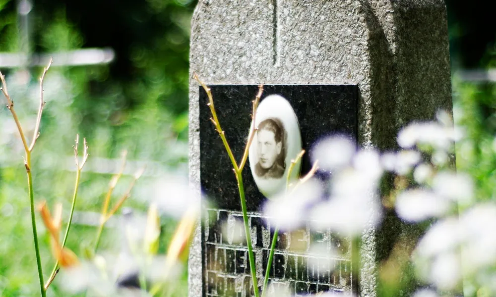 Kapų įrengimas — paminklai ir plokštės